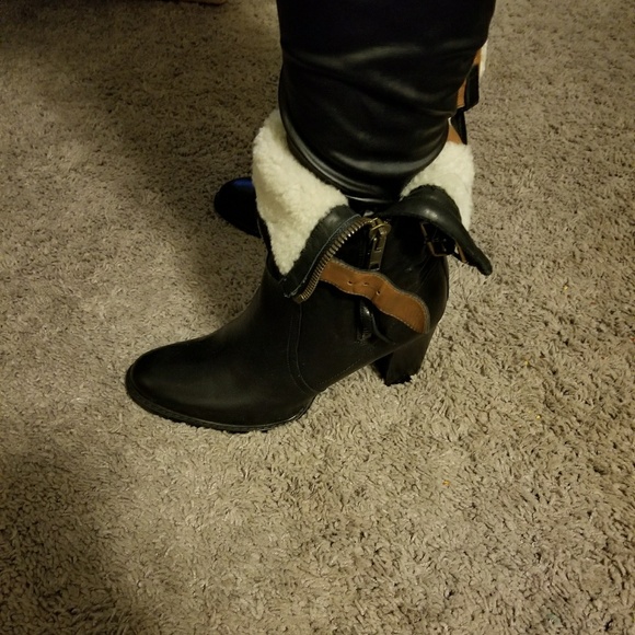 SOLD Authentic Burberry Boots - Picture 2 of 6
